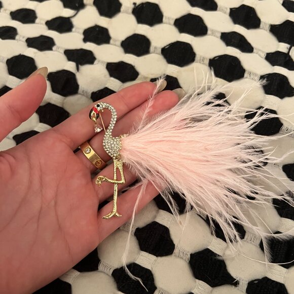 🧷🦩Flamingo Brooch in Gold-Tone Metal with Rhinestones and Pink Feathers! - Picture 4 of 4